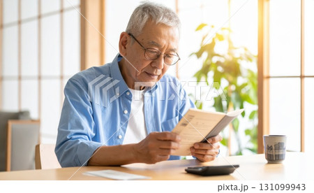 《AI画像》取扱説明書をしっかり読むシニア 131099943