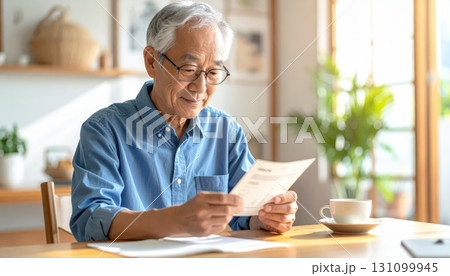 《AI画像》取扱説明書をしっかり読むシニア 《AI画像》取扱説明書をしっかり読むシニア 131099945