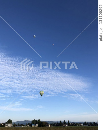 秋空に浮かぶバルーン_01 秋空に浮かぶバルーン_01 131100296