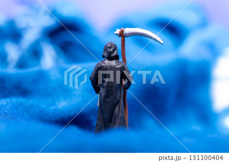 Halloween Death Figure Holding Lantern 131100404