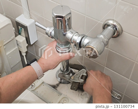 大便器フラッシュバルブ取替状況 工事写真 01 大便器フラッシュバルブ取替状況 工事写真 01 131100734