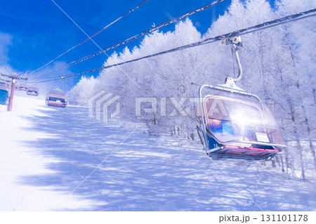 【冬素材】スキー場のリフトと青空【長野県】 131101178