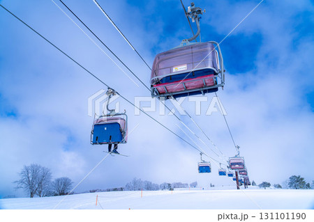 【冬素材】スキー場のリフトと青空【長野県】 131101190