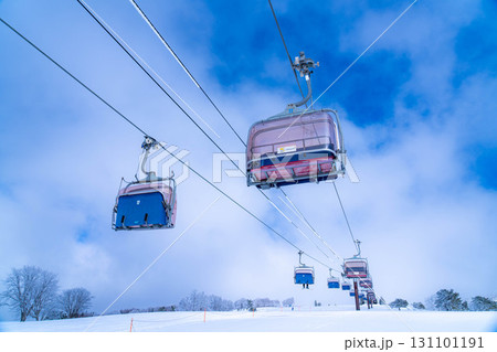 【冬素材】スキー場のリフトと青空【長野県】 131101191
