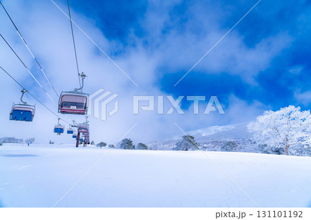 【冬素材】スキー場のリフトと青空【長野県】 131101192