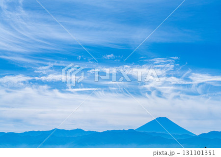 【空素材】秋の青空に浮かぶ巻雲【山梨県】 【空素材】秋の青空に浮かぶ巻雲【山梨県】 131101351