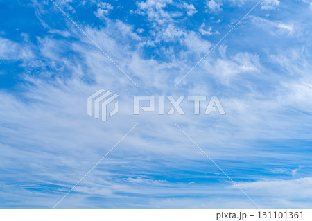 【空素材】秋の青空に浮かぶ巻雲【山梨県】 【空素材】秋の青空に浮かぶ巻雲【山梨県】 131101361