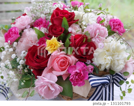 薔薇とカーネーションのアレンジメント 131101793