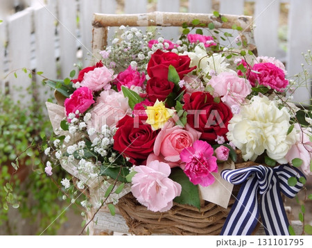 薔薇とカーネーションのアレンジメント 131101795