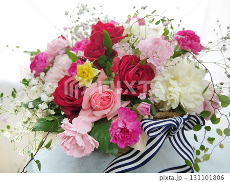 薔薇とカーネーションのアレンジメント 131101806