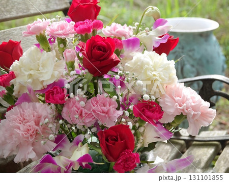 薔薇とカーネーションのアレンジメント 131101855