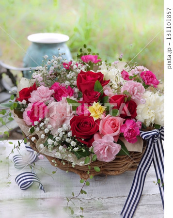 薔薇とカーネーションのアレンジメント 131101857