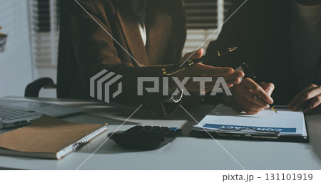 Lawyer explained to the client about the law that must be brought against the court case. 131101919