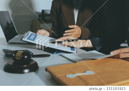 Lawyer explained to the client about the law that must be brought against the court case. 131101921