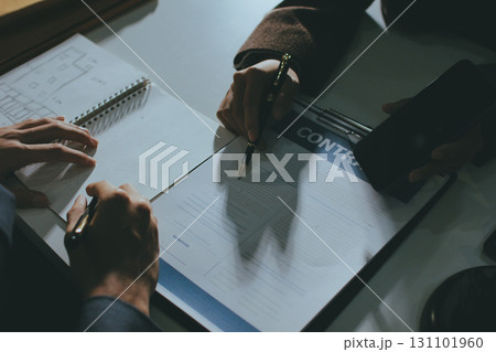 Lawyer explained to the client about the law that must be brought against the court case. 131101960