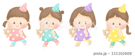 三角帽子をかぶって熊を抱くかわいい子供たち 三角帽子をかぶって熊を抱くかわいい子供たち 131102609