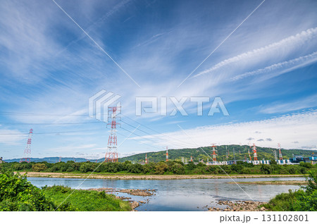 淀川の河川敷に立つ送電線鉄塔 大阪府高槻市 淀川の河川敷に立つ送電線鉄塔 大阪府高槻市 131102801