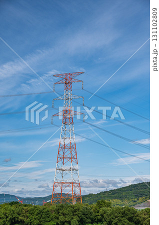 淀川の河川敷に立つ送電線鉄塔　大阪府高槻市 131102809