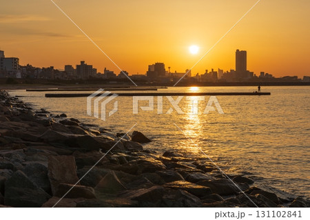 須磨浦海岸から眺める日の出の風景　神戸市須磨区須磨浦公園にて 131102841