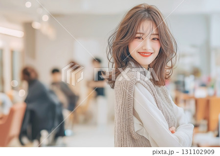 ヘアサロンで撮影する美しい女性・ヘアスタイル・ファッション 131102909