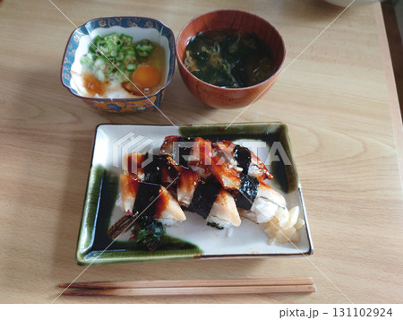 A conger eel Edomae nigiri / 焼きアナゴの江戸前握り寿司の定食セットの例 A conger eel Edomae nigiri / 焼きアナゴの江戸前握り寿司の定食セットの例 131102924
