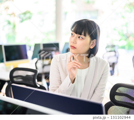 ビジネスシーン ビジネスシーン 131102944