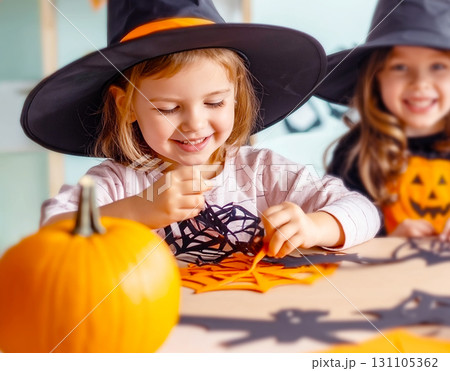 明るい部屋で楽しむ子供のハロウィン工作と季節の雰囲気 131105362