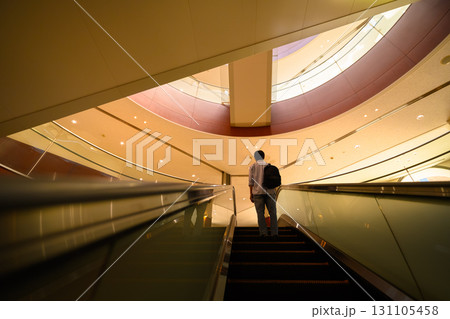 大空間のポートレート 131105458