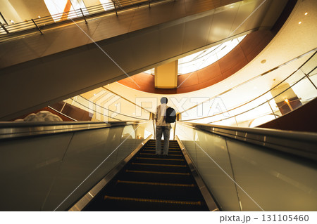 大空間のポートレート 131105460