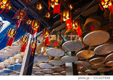 香港　天后廟（ティンハウ廟）　願掛けの渦巻線香 131107898