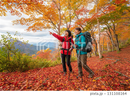 日本の山で紅葉を眺めながらトレッキングを楽しむハイカーたち 131108164
