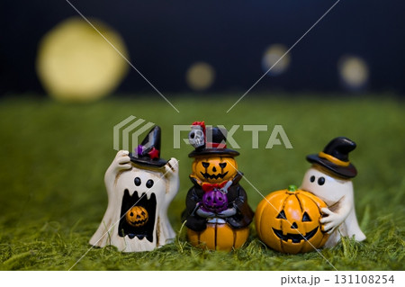 満月とハロウィンのジャックオランタンとおばけの飾り 131108254