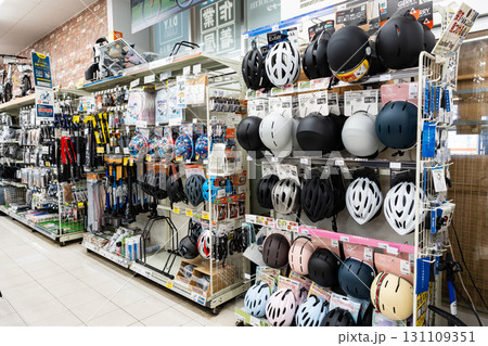 コーナン三鷹店　ヘルメットなど自転車用品売場　東京都三鷹市野崎 131109351