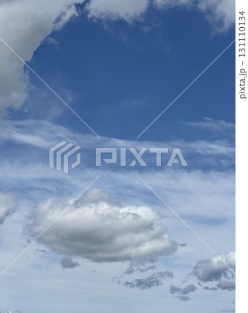 夏の青空と白い雲 夏の青空と白い雲 131110134
