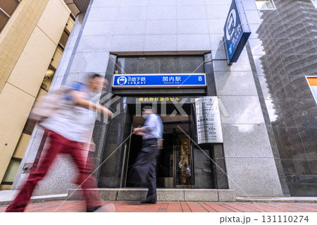 日本の横浜都市景観8番出口…馬車道の歩道から横浜市営地下鉄　関内駅（出入口8）などを望む 131110274