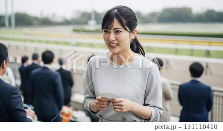 競馬にハマる女性 131110410