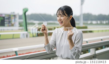 競馬にハマる女性 競馬にハマる女性 131110413