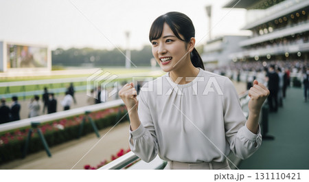 競馬にハマる女性 競馬にハマる女性 131110421