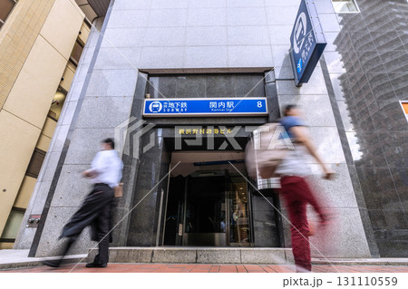 日本の横浜都市景観8番出口…馬車道の歩道から横浜市営地下鉄　関内駅（出入口8）などを望む 131110559