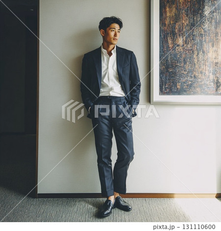 スーツ姿のアジア人男性 131110600