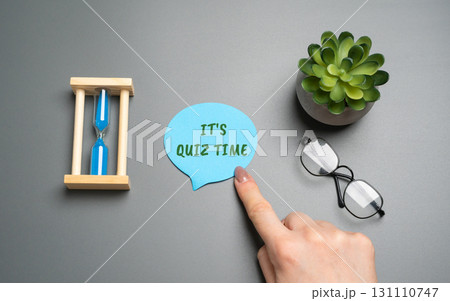 Phrase It's quiz time. Signals the start of a quiz or test, indicating it's time to check knowledge or skills. Interactive learning or challenge moment. 131110747