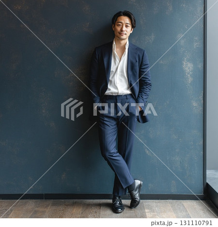 スーツ姿の30代日本人男性 131110791