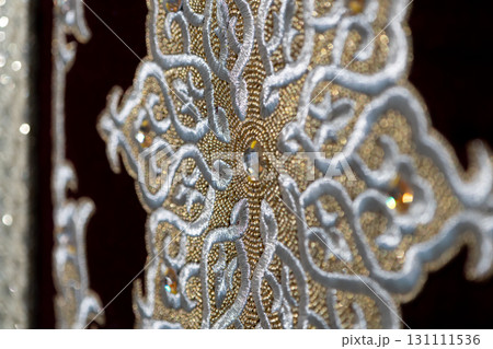 綺麗な刺繍と宝石 131111536