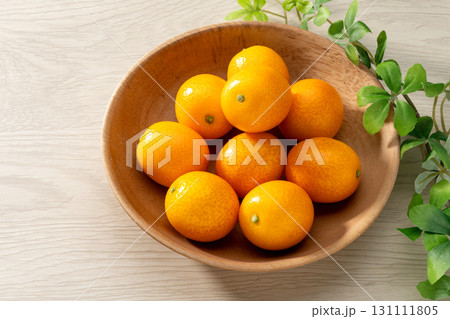 新鮮な金柑と木目の背景 131111805