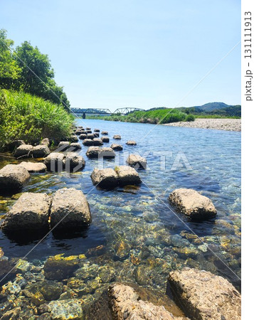 仁淀川の透明な流れと沈下橋を望む夏の風景 131111913