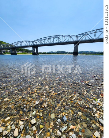 仁淀川の透き通る川底と鉄橋の夏風景 仁淀川の透き通る川底と鉄橋の夏風景 131111915