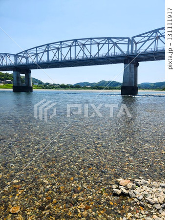 仁淀川を渡る鉄橋と澄んだ水面の夏景色 仁淀川を渡る鉄橋と澄んだ水面の夏景色 131111917