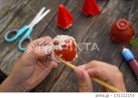 Zero waste craft projects for children using egg trays and natural resources. 131112153