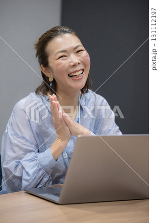 良い人そうな笑顔の女性の上司 仕事を褒める喜ぶなどのポーズ 良い人そうな笑顔の女性の上司 仕事を褒める喜ぶなどのポーズ 131112197