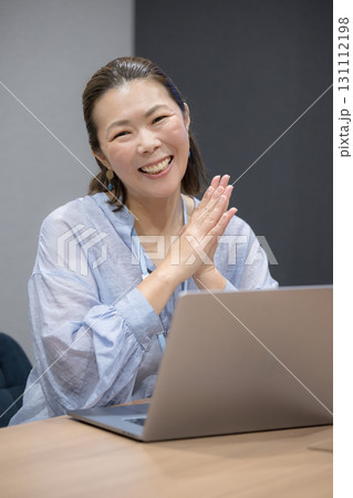 良い人そうな笑顔の40代の女性の上司 仕事を褒める喜ぶなどのポーズ 良い人そうな笑顔の40代の女性の上司 仕事を褒める喜ぶなどのポーズ 131112198
